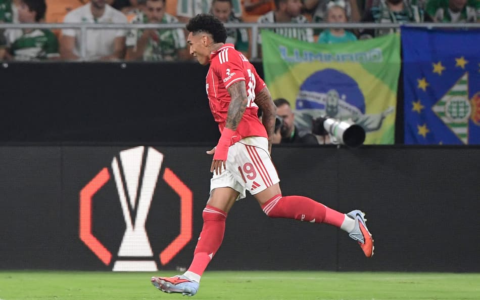 Igor Jesus comemora gol pelo Nottingham Forest contra o Betis, pela Europa League