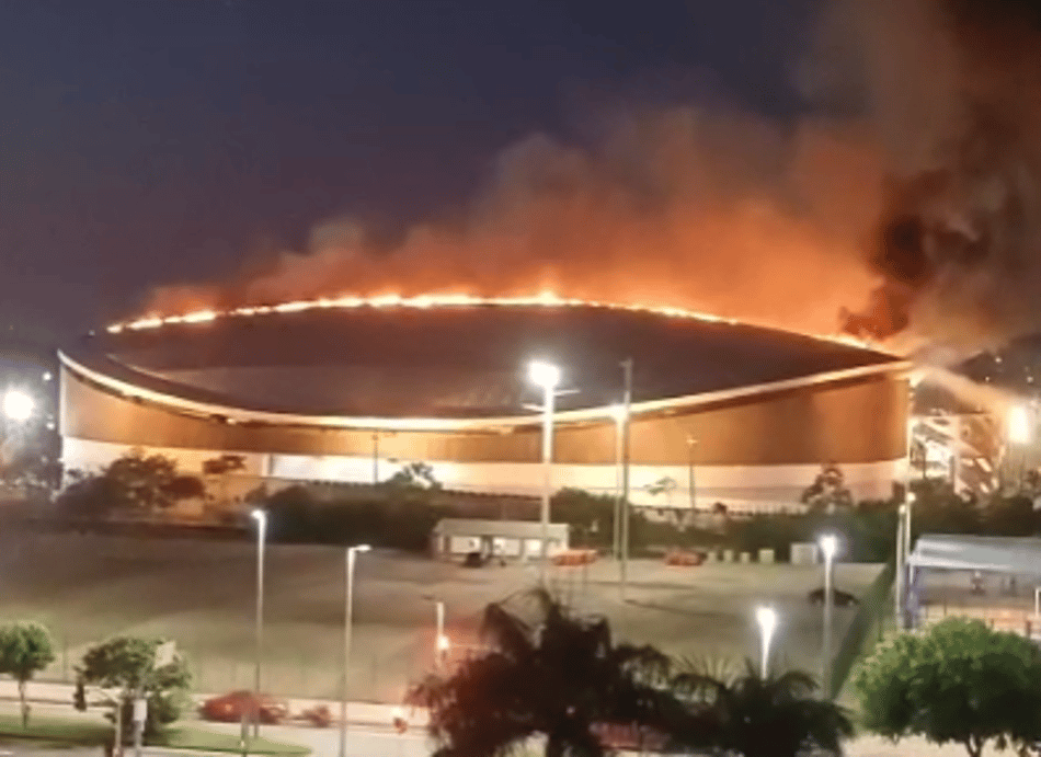 Imagens do incêndio no Parque Olímpico do RJ em tempo real; velódromo em chamas