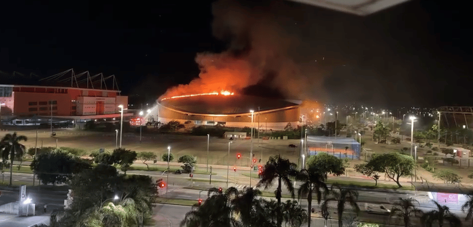 Incêndio no Velódromo começou por volta das 4h da manhã de quarta-feira (8) (Foto; Reprodução/Redes Sociais)