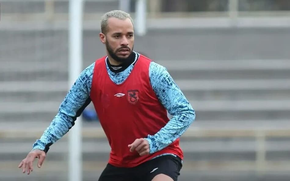 Jogagor brasileiro relata fuga antes da guerra no Irã e projeta seleções na Copa