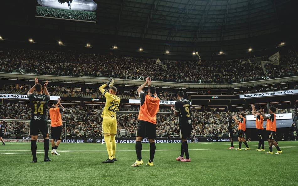 Jogadores agradecem a torcida na Arena MRV (Foto: Pedro Souza / Atlético)
