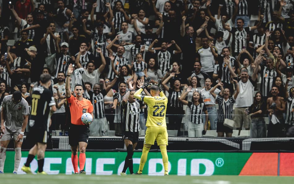 Jogadores comemoram vitória contra o Athletico (Foto: Pedro Souza / Atlético)
