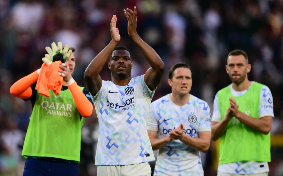 Jogadores da Inter de Milão aplaudindo os torcedores (Foto: Marco Bertorello/AFP)
