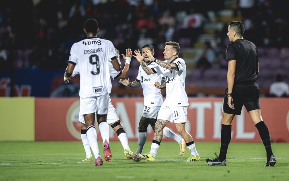 Jogadores do Atlético contra o Puerto Cabello (Foto: Pedro Souza / Atlético)