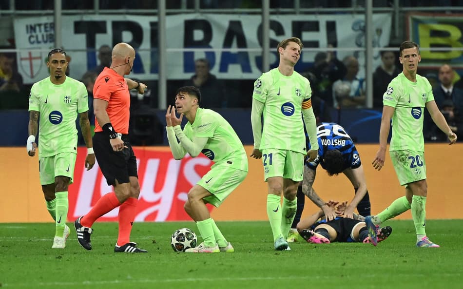 Jogadores do Barcelona reclamam com Marciniak durante jogo contra a Inter, pela Champions League