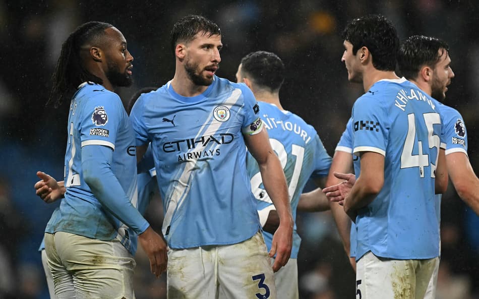 Jogadores do Manchester City comemorando gol contra o Fulham (Foto: Paul Ellis/AFP)