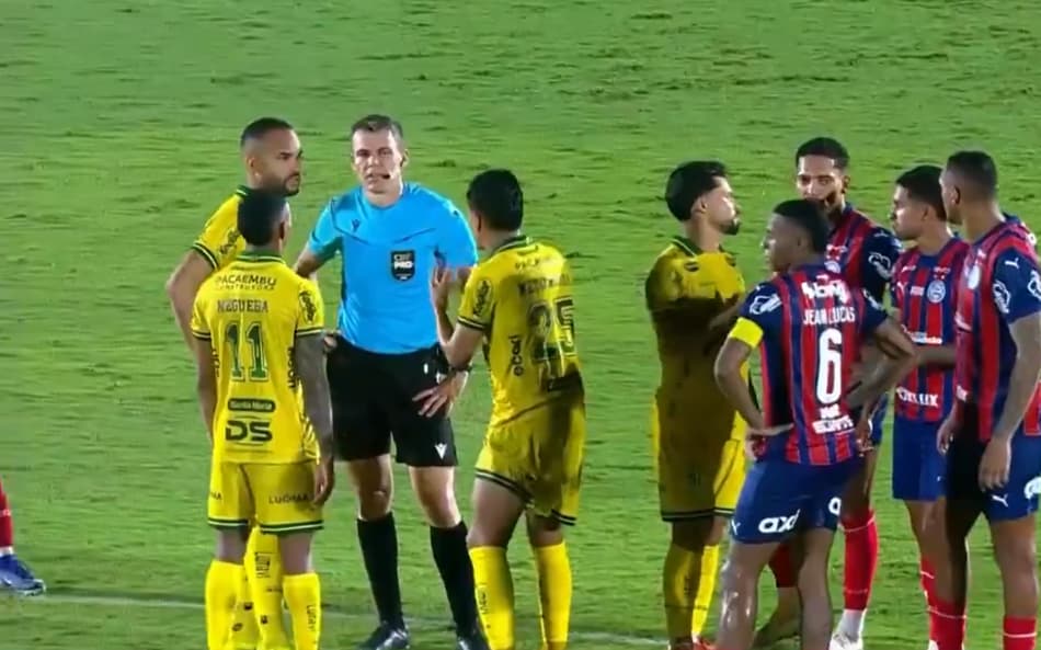 Jogadores do Mirassol contestam decisão do árbitro Paulo Cesa Zanovelli