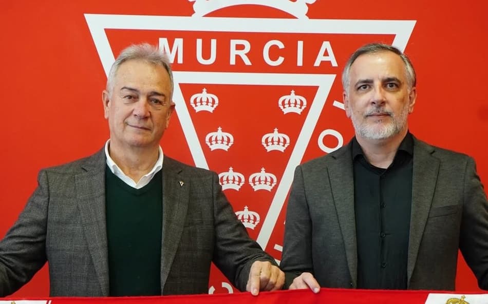 Juliano Camargo (a direita) em apresentação no Real Murcia, da Espanha (Foto: Reprodução/Instagram)