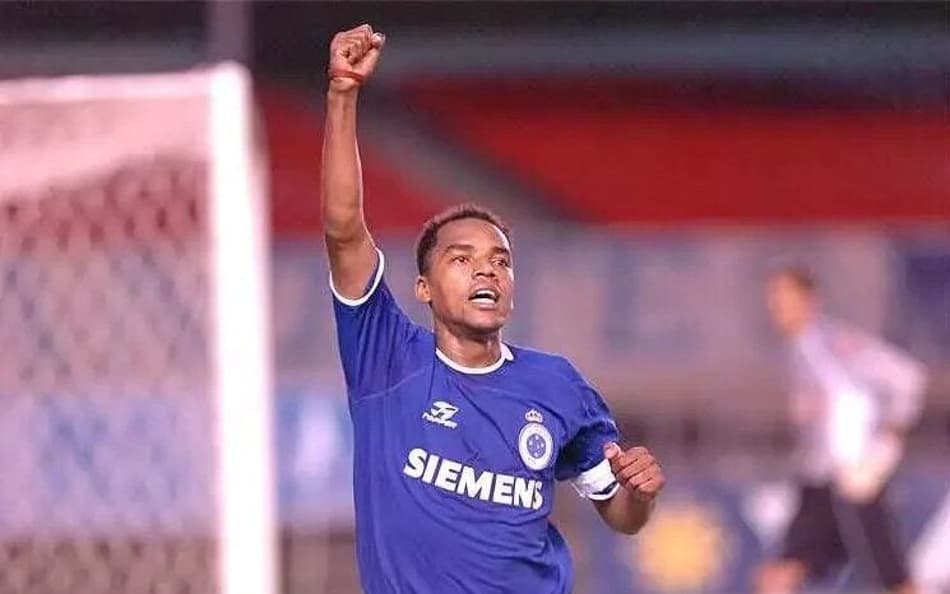 Por onde anda Kelly, ex-meia de Cruzeiro e Athletico-PR?