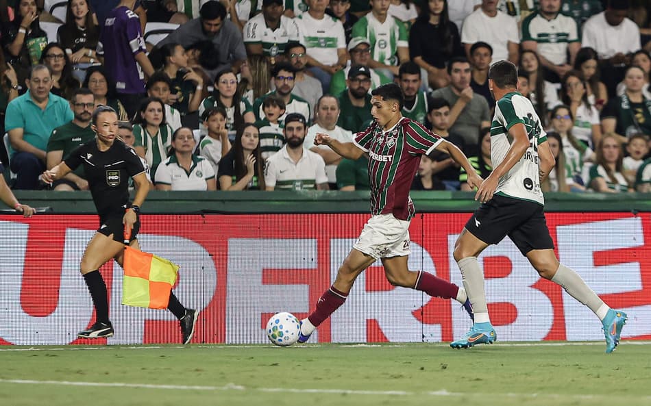 Kevin Serna em Coritiba x Fluminense pelo Brasileirão (Foto: LUCAS MERÇON / FLUMINENSE F.C.)