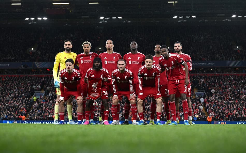 Elenco do Liverpool em foto oficial (Foto: Paul ELLIS / AFP)