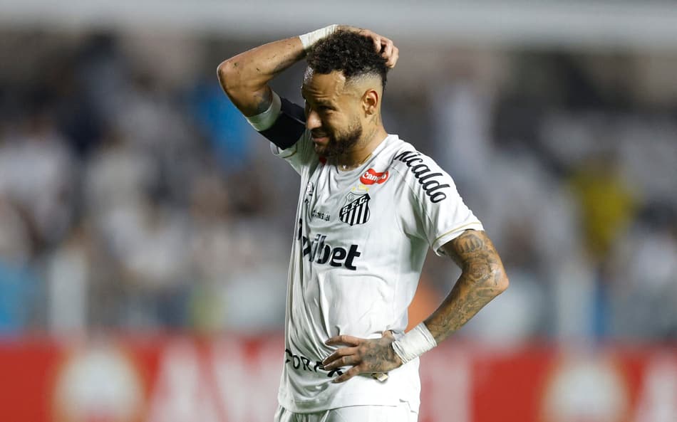 Neymar discutiu com torcedor do Santos na Vila Belmiro (Foto: Miguel SCHINCARIOL / AFP)