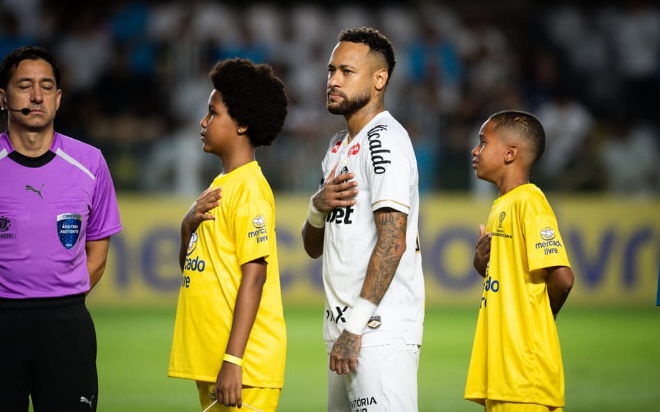 Neymar viveu momento emocionante ao entrar em campo (Foto: Rebeca Schumacker/Ofotográfico/Folhapress)