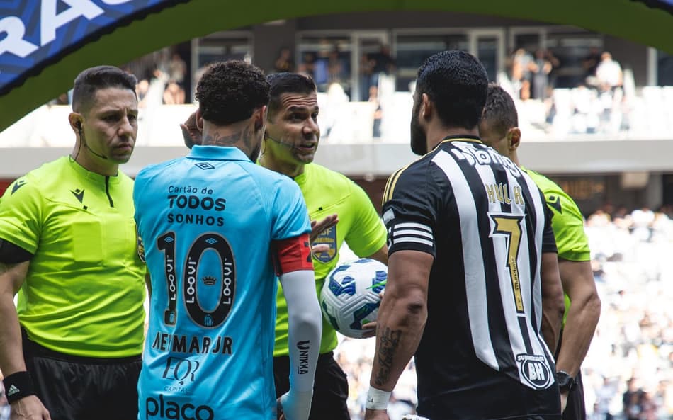 Neymar e Hulk em Atlético x Santos em 2025 (Foto: Pedro Souza / Atlético)