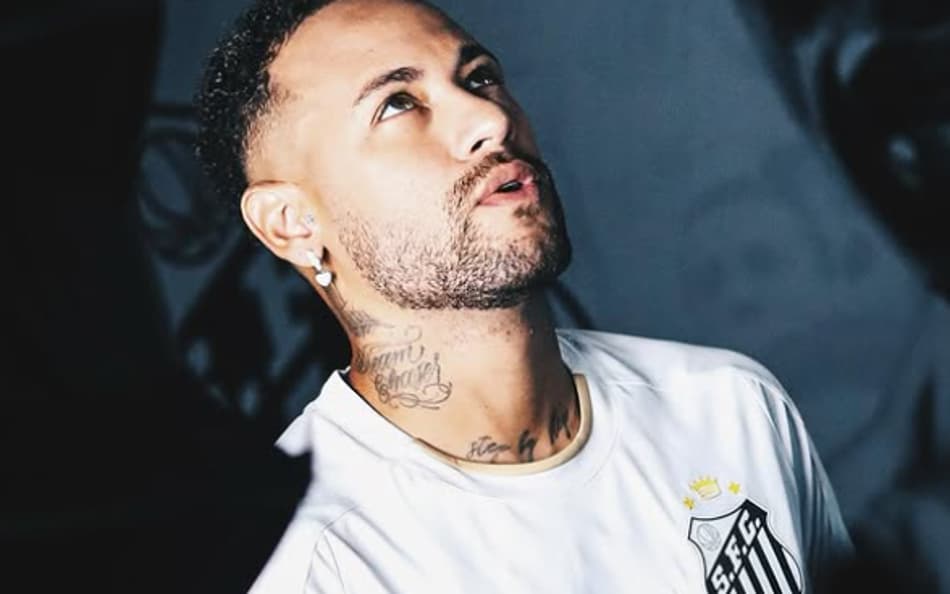 Neymar estrela campanha de lançamento do novo uniforme do Santos