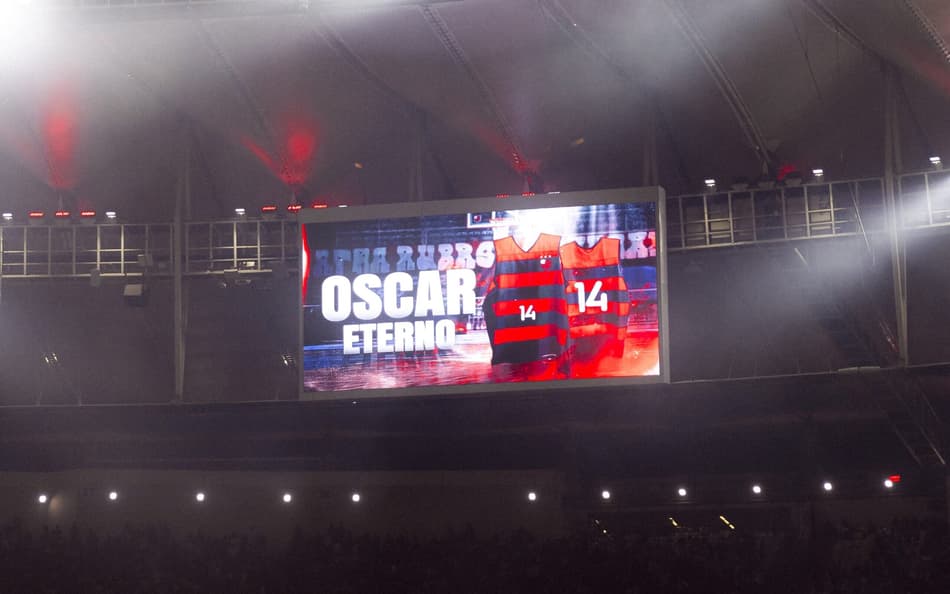 Torcida do Flamengo homenageia Oscar Schmidt antes de jogo contra o Bahia
