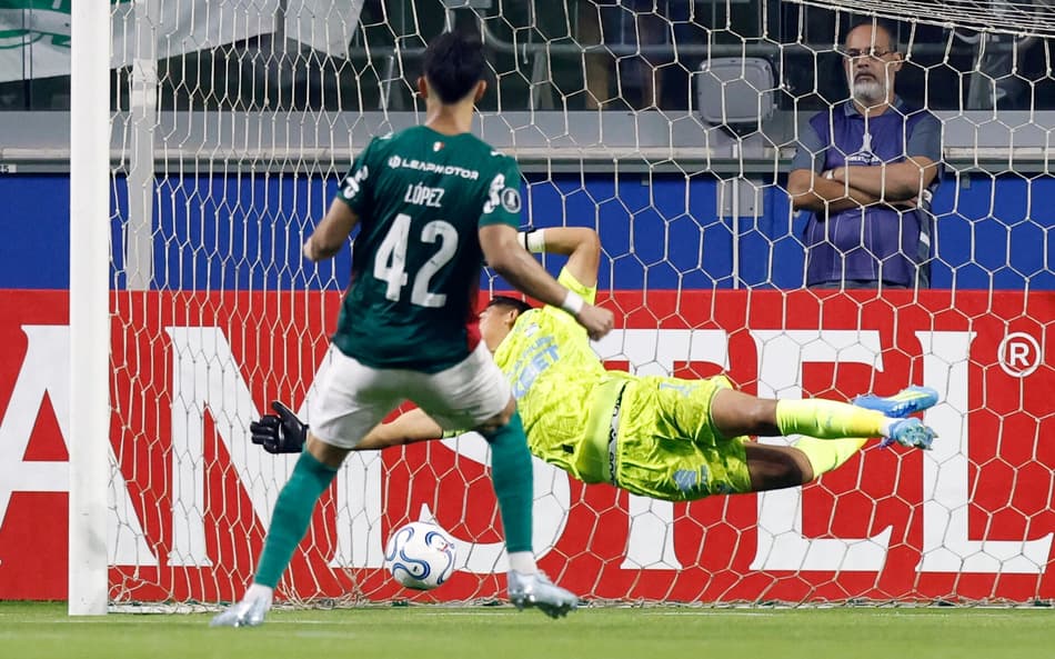 Jornalista discorda de pênalti em Palmeiras x Sporting Cristal: 'Se joga'