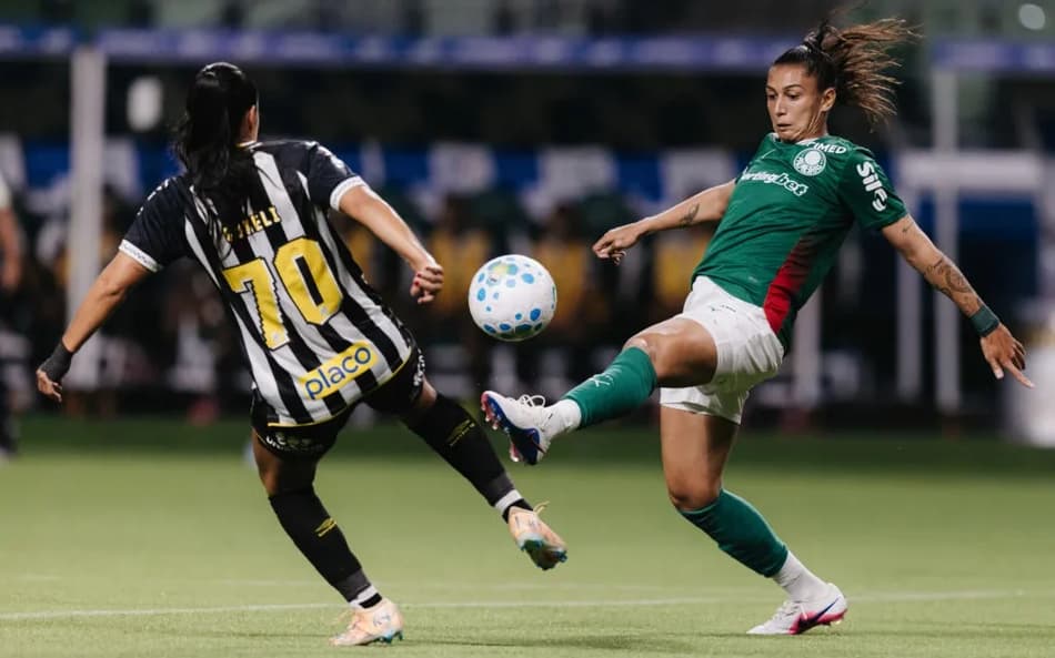 Rincón e Bia Zaneratto dividem bola em Palmeiras e Santos, pelo Brasileirão Feminino. (Foto: Guilherme Veiga/Palmeiras)