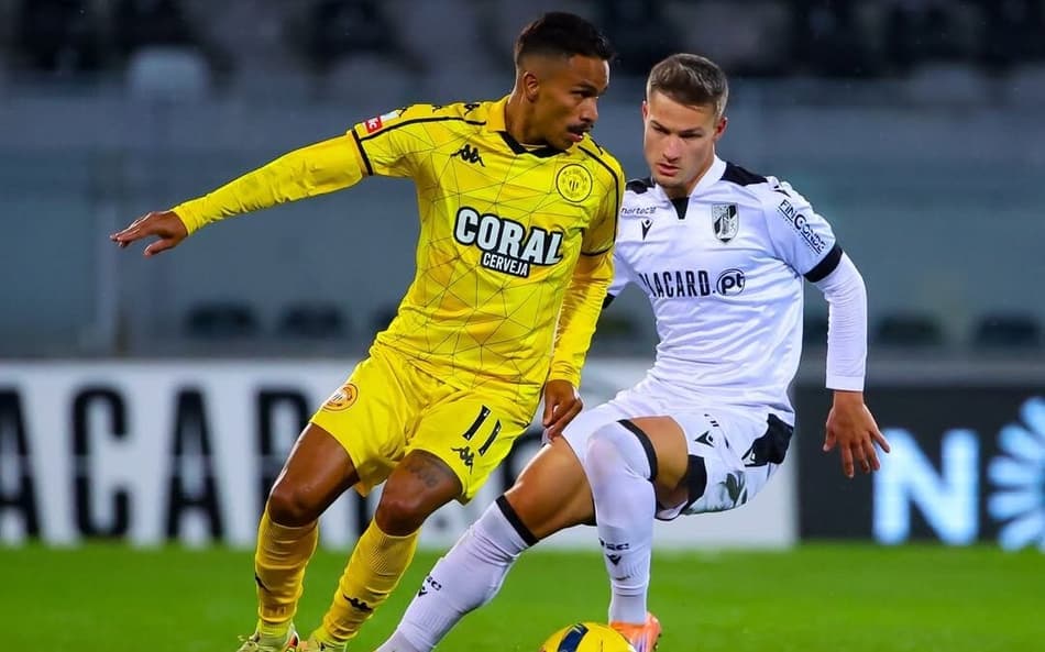 Paulinho Bóia em ação pelo Nacional, de Portugal (Foto: Divulgação/CD Nacional)