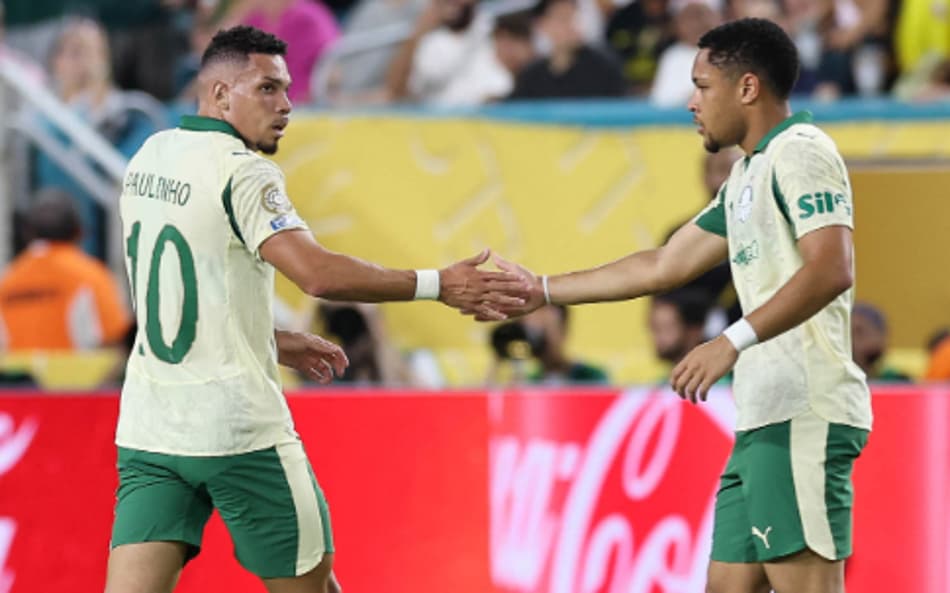 Paulinho e Vitor Roque, jogadores do Palmeiras