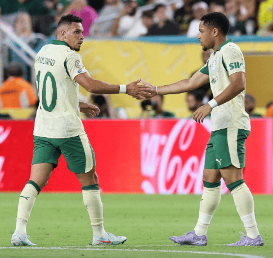Paulinho e Vitor Roque, jogadores do Palmeiras