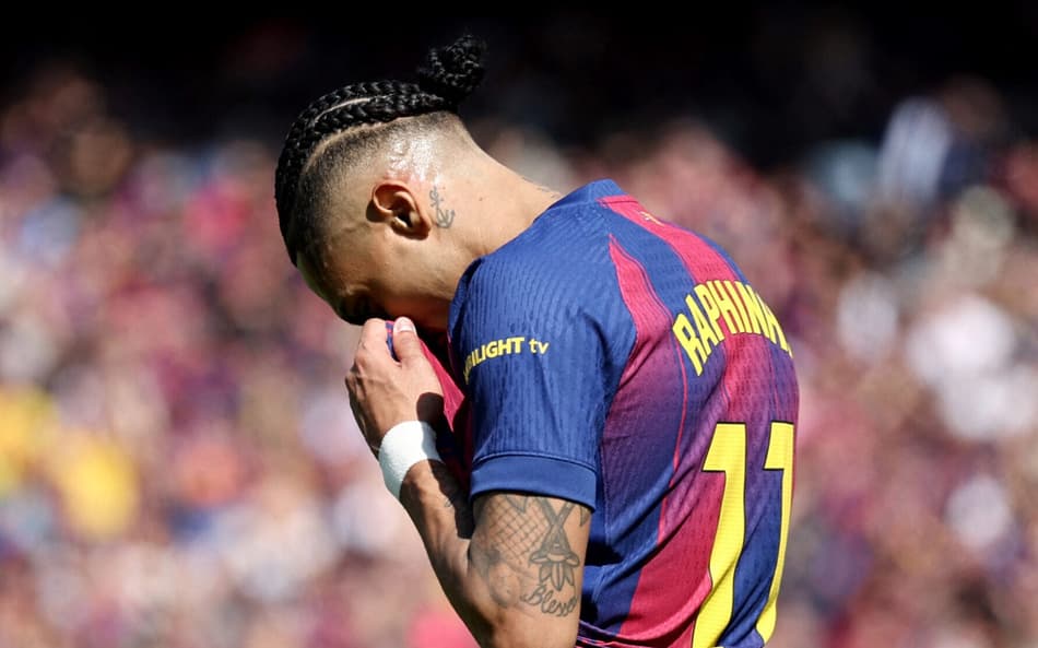 Raphinha lamentando chance no duelo entre Barcelona e Rayo Vallecano (Foto: Josep Lago/AFP)
