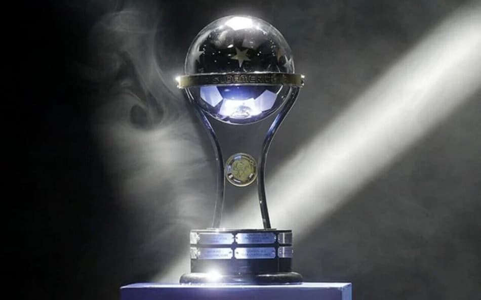 Taca-Copa-Sul-americana-730x474_Easy-Resize.com