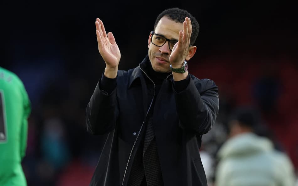 Técnico do Chelsea, Liam Rosenior aplaude seu time na vitória contra o Crystal Palace