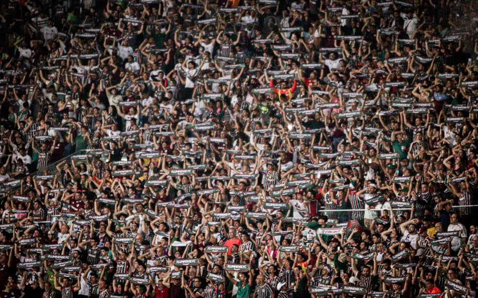 Torcedores do Fluminense fazem festa durante jogo contra o Cuiabá
