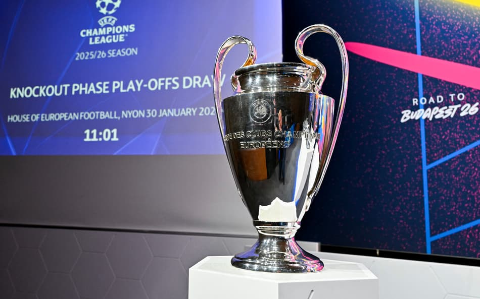 Troféu da Champions League exposto no sorteio dos playoffs do torneio