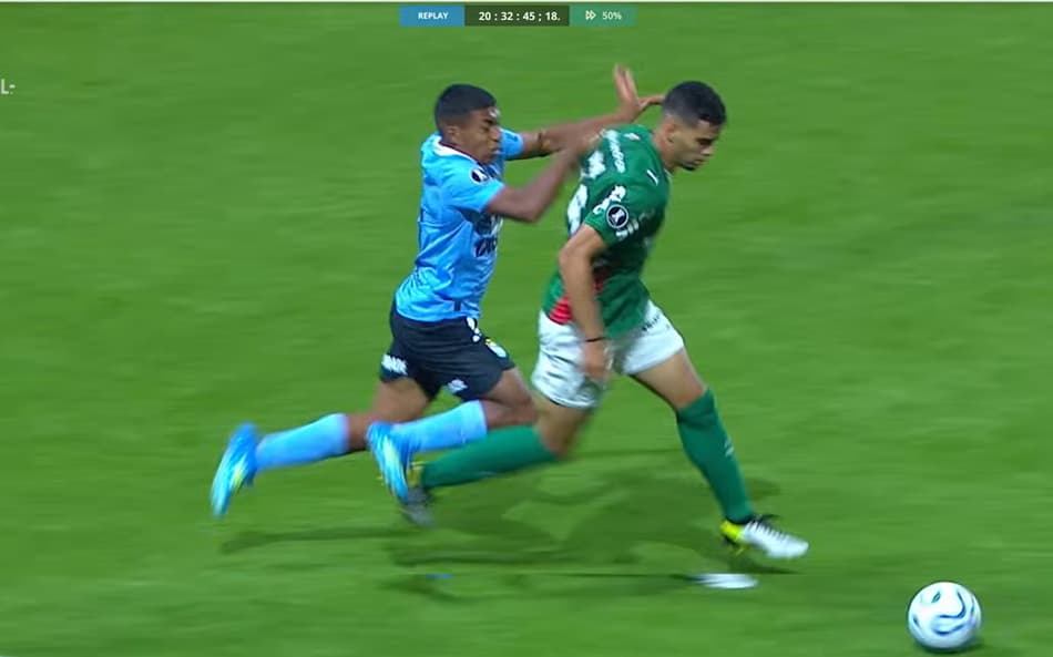 VAR chamou árbitro para revisão e marcação de pênalti para o Palmeiras