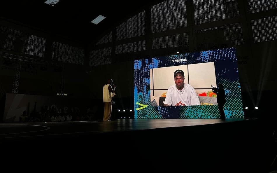 Em evento, Vini Jr projeta Copa do Mundo e comemora vitória da Seleção