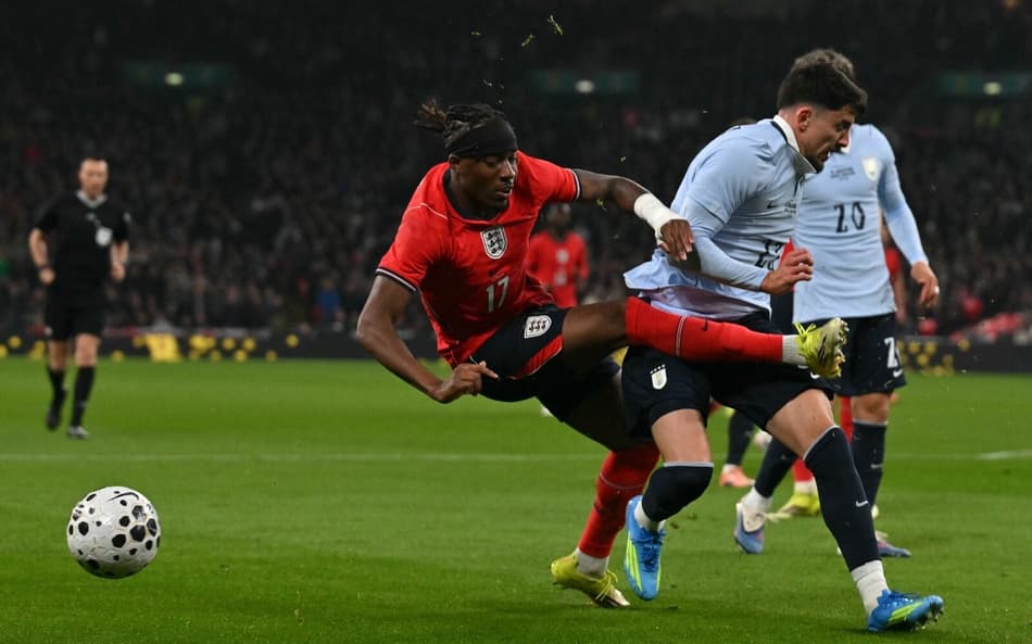 Piquerez saiu machucado após lance com Madueke (Foto: GLYN KIRK / AFP)