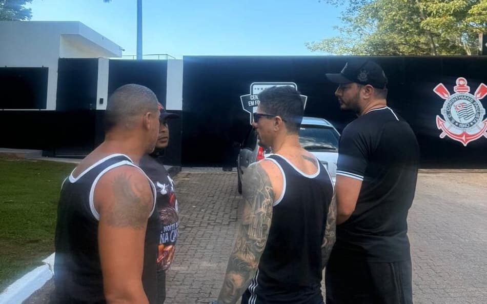 Organizada do Corinthians marcou presença no CT para cobrar elenco (Foto: Divulgação)