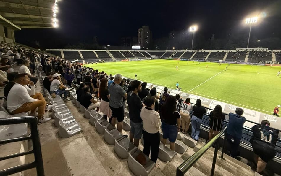 Torcida do Corinthians assiste à Corinthians x Bragantino, pelo Brasileirão Feminino, na Fazendinha. (Foto: Giselly Corrêa/Lance!)