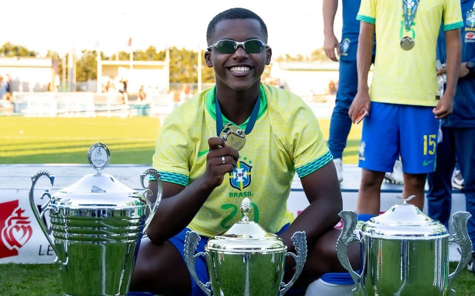 Jean Carlos, do Fluminense, comemora título da Seleção Brasileira (Foto: Divulgação)