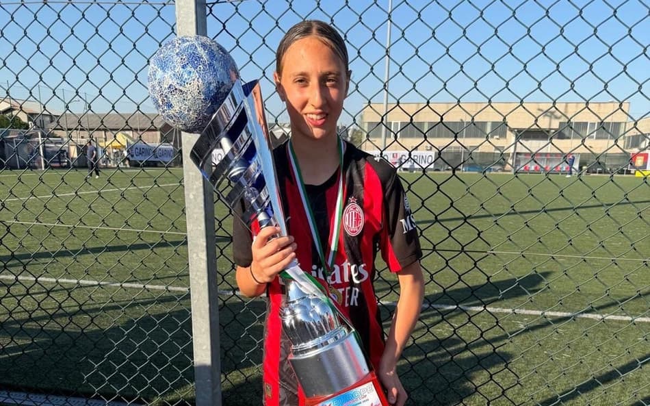 Ema Modric comemora primeiro título pelo Milan sub-13. (Foto? Reprodução/internet)