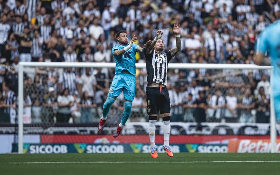 Neymar e Lyanco durante duelo entre Atlético-MG e Santos. (Foto: Pedro Souza /Atletico-MG)