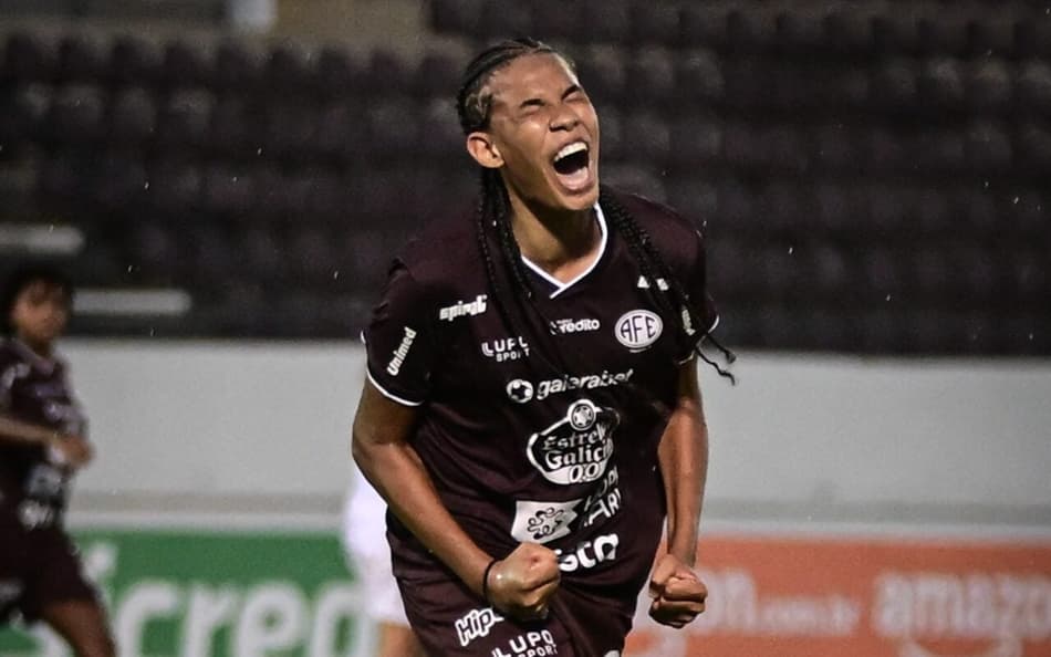 Monique vibra com gol marcado pela Ferroviária. (Foto: Ferroviária/Divulgação)