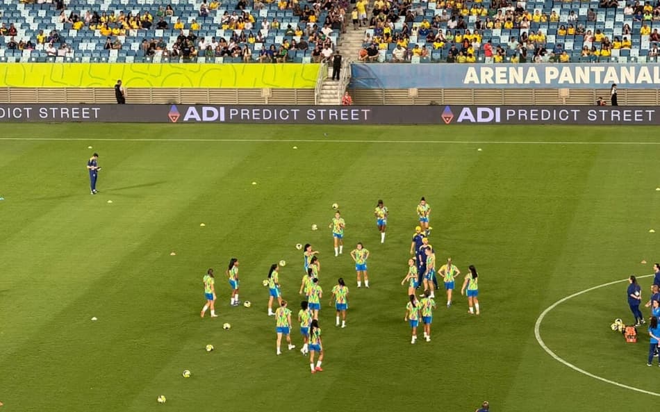 Seleção Feminina em campo na Arena Pantanal. (Foto: Giselly Corrêa/Lance!)