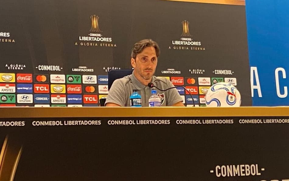 Zubeldía em coletiva após Fluminense x Independiente Rivadavia (Foto: Pedro Brandão/ Lance!)