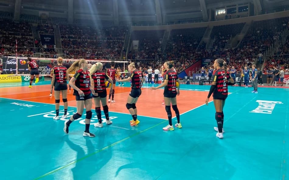 Jogadoras do Sesc Flamengo no aquecimento da semifinal contra o Praia Clube, no Maracanãzinho (Foto: Guilherme Veiga/Lance!)