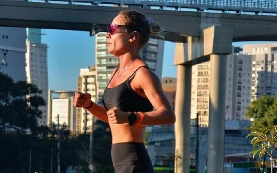 Triatleta brasileira morre durante etapa de natação em torneio nos EUA