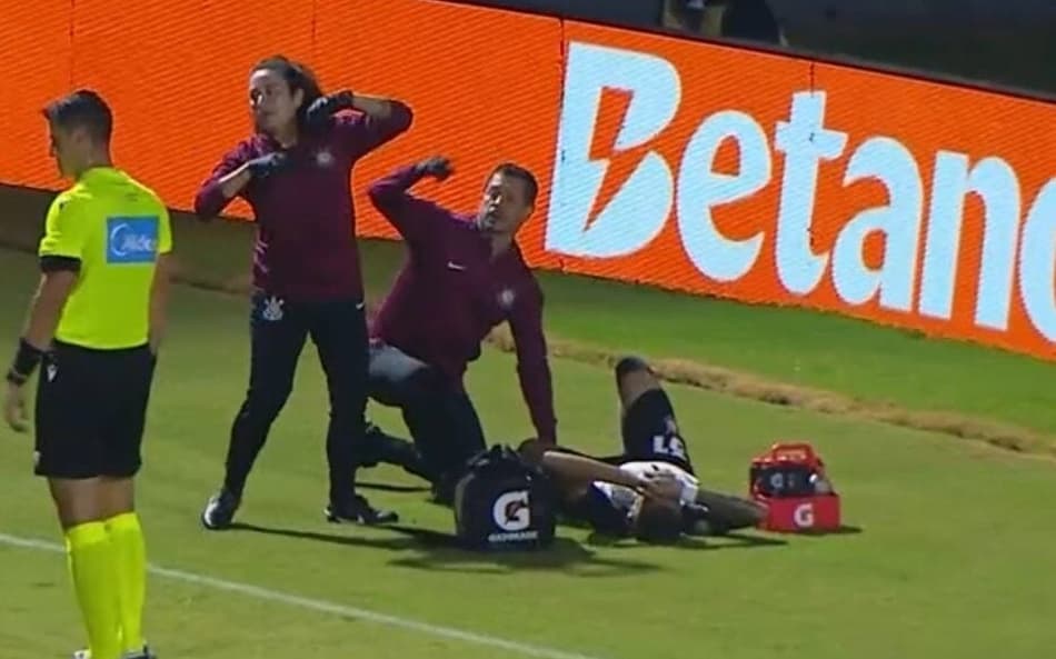 Kayke deixou o campo lesionado (Foto: Reprodução/Prime Vídeo)