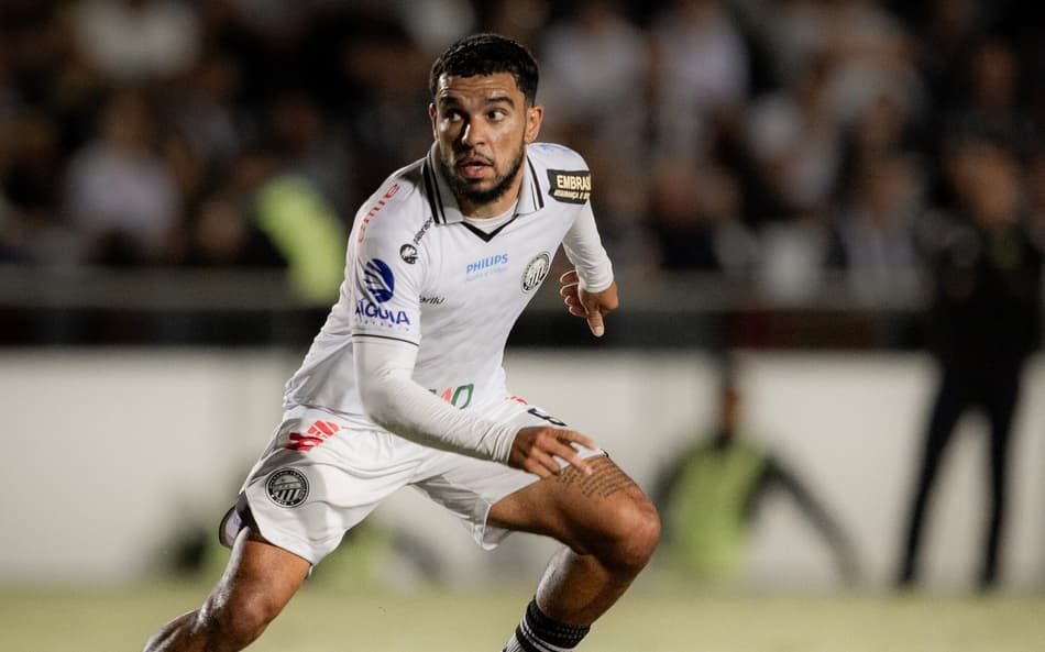 Moraes, lateral do Operário, em ação contra o Fluminense (Foto: André Jonsson/OFEC)