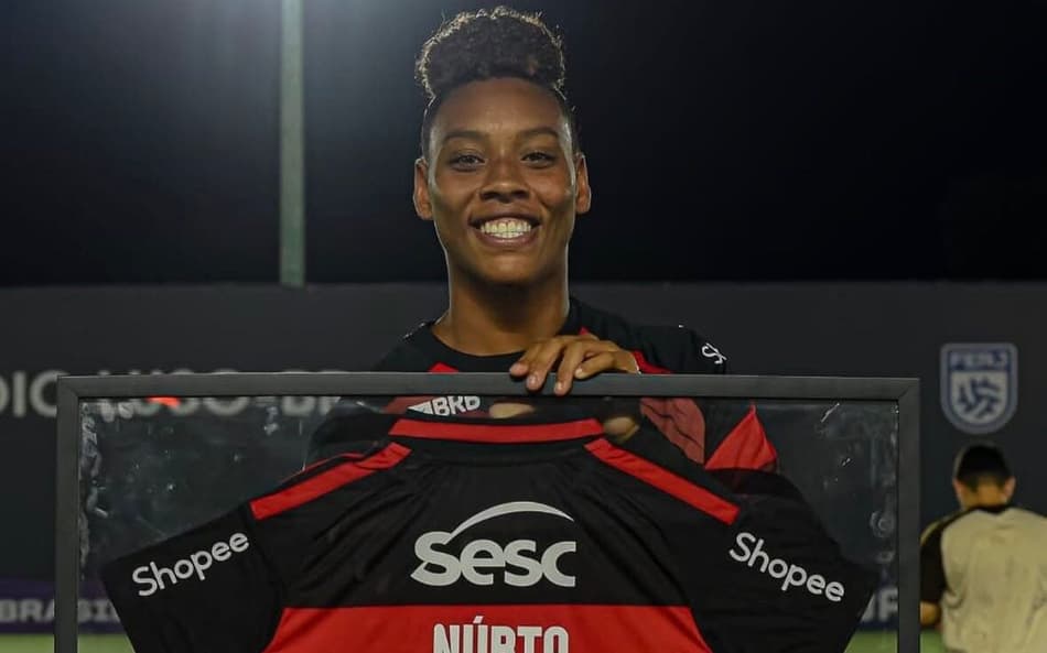 Zagueira de 1,90, Núbia vira artilheira e arma do Flamengo na bola aérea