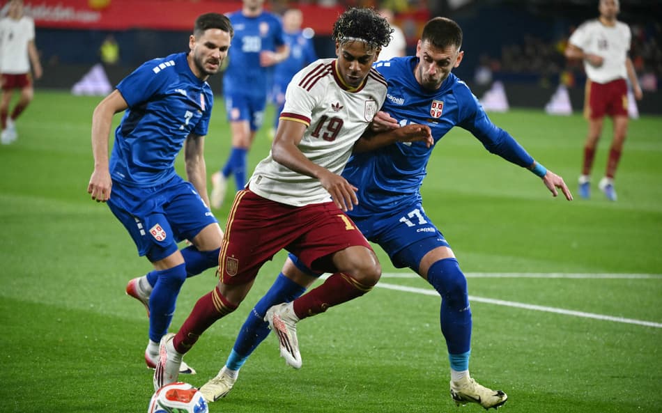 Yamal em ação no duelo entre Espanha e Egito (Foto: Jose Jordan/AFP)