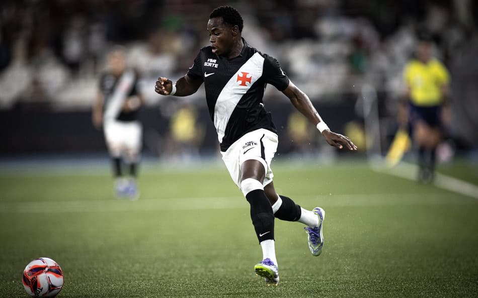 Atacante marca no fim do jogo, somando três pontos ao Cruzmaltino (Foto: Matheus Lima/Vasco)