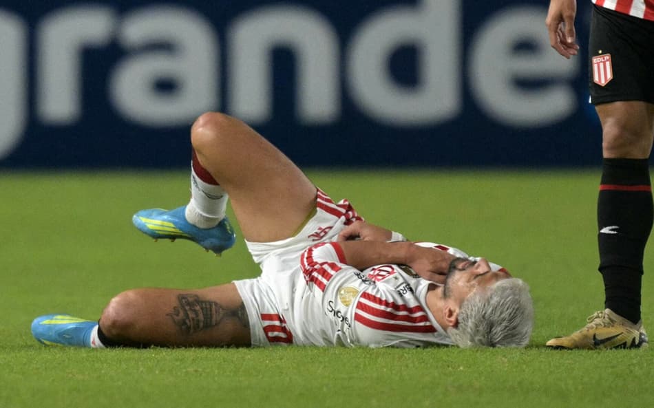Arrascaeta sofre lesão no ombro no jogo contra o Estudiantes