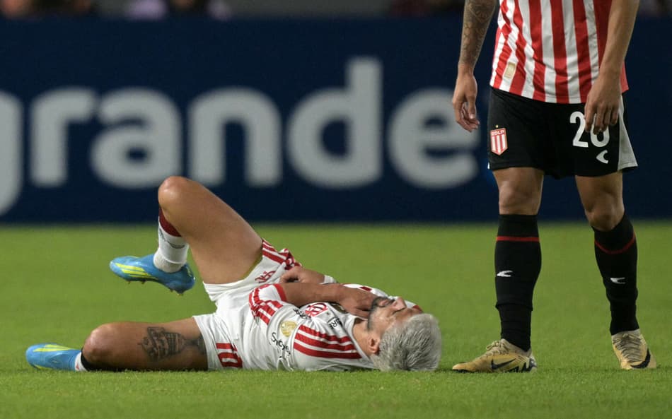 Arrascaeta sofre lesão no ombro no jogo contra o Estudiantes